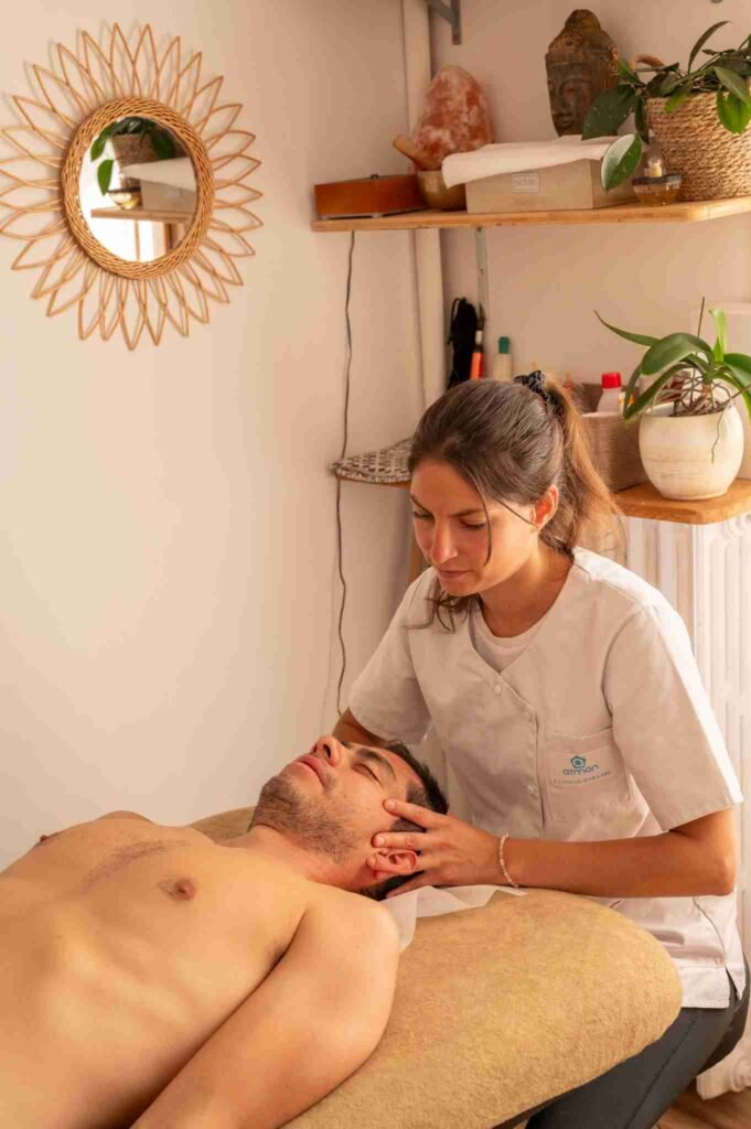 Une séance d’ostéopathie à Valloire où Laetitia Landais-Maillard soulage les tensions cervicales d’un patient adulte.